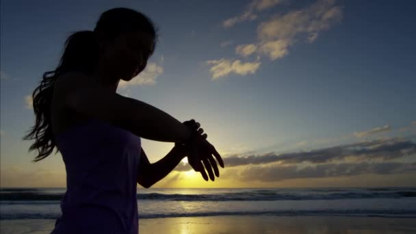 Donna che corre sulla spiaggia — Video Stock