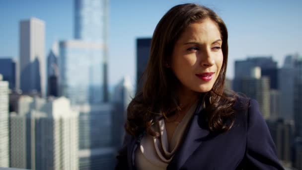 Female consultant on city rooftop — Stock Video