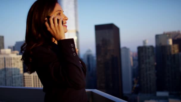 Mujer de negocios hablando en smartphone — Vídeos de Stock