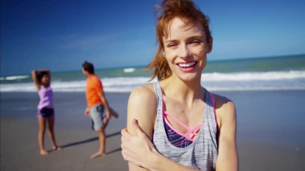 Femelle avec des amis profiter de l'exercice — Video