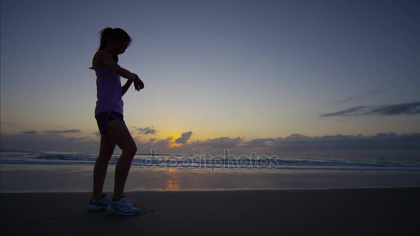 Femme en vêtements de sport au bord de la mer — Video