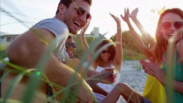 Amigos Relaxando na Praia — Vídeo de Stock