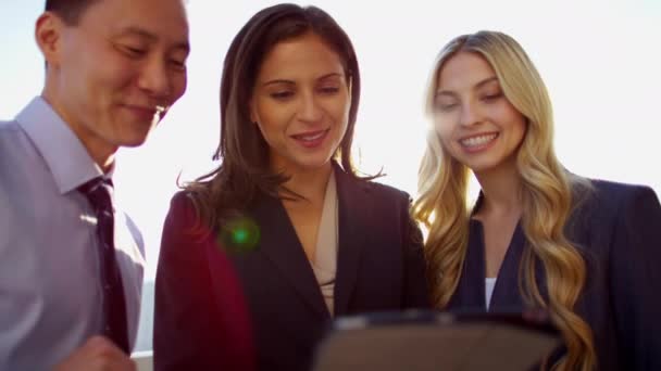 Equipe de negócios usando tecnologia touchscreen — Vídeo de Stock
