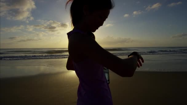 Женщина расслабилась на пляже — стоковое видео