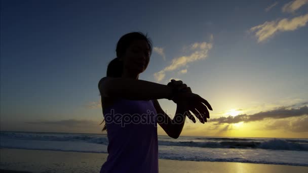 Mulher descansando na praia — Vídeo de Stock