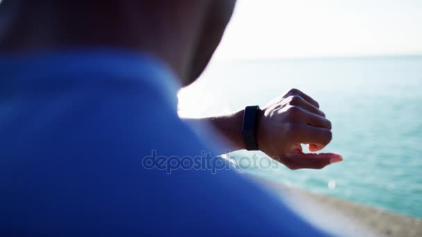 パルスをチェックのスマートな腕時計の男性 — ストック動画