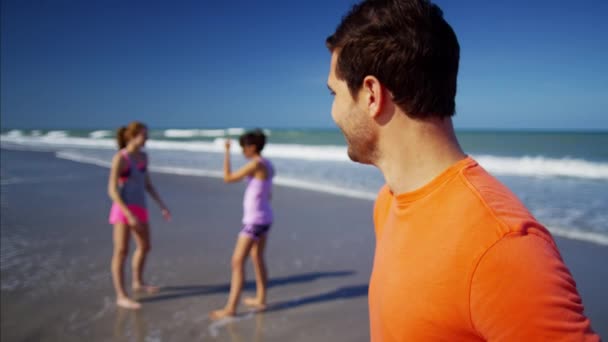 Homme avec des amis après l'entraînement — Video