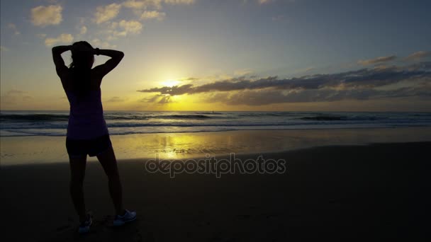 Woman running for heart rate — Αρχείο Βίντεο