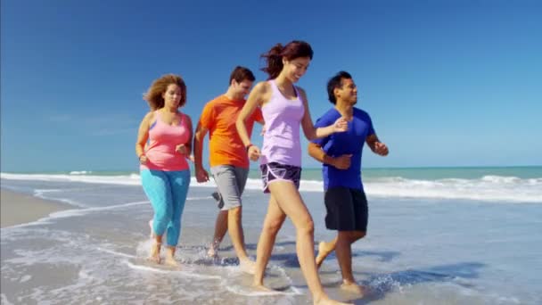 Przyjaciele utrzymanie fit obok oceanu — Wideo stockowe