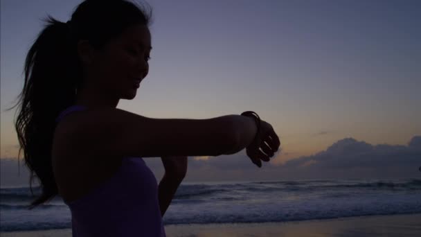 Femeie cu un ceas sport care face greutate — Videoclip de stoc