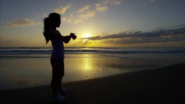 Vrouw door de Oceaan in sportkleding — Stockvideo