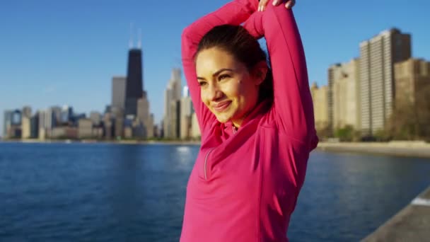 Kvinna med smart Watch-klocka för träning — Stockvideo