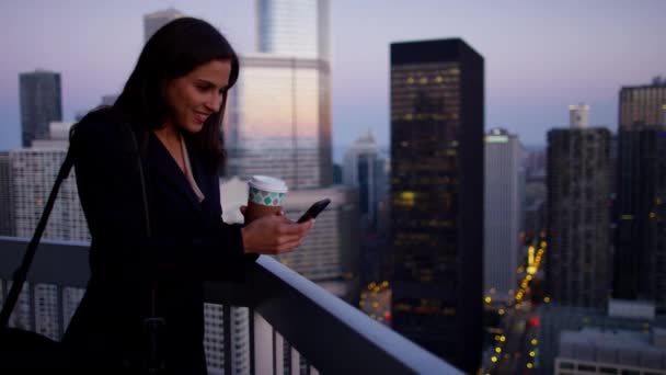 Kvindelig bruger smartphone – Stock-video