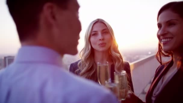 Verksamhet team grillas med champagne — Stockvideo