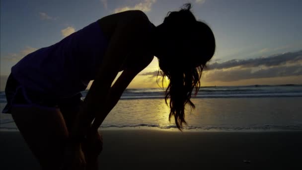 Γυναίκα που ακουμπά στην παραλία — Αρχείο Βίντεο