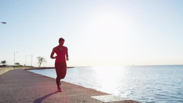 Mujer corriendo con reloj inteligente — Vídeos de Stock