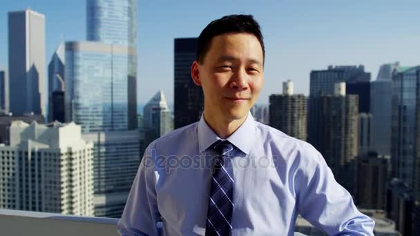 Chinese businessman on rooftop — Stock Video