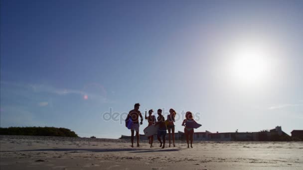 Amici che corrono con i bodyboard sulla spiaggia — Video Stock