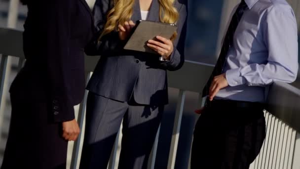 Equipe de negócios usando tablet touchscreen — Vídeo de Stock