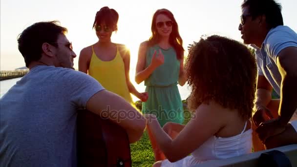 Pessoas dançando na festa na praia — Vídeo de Stock