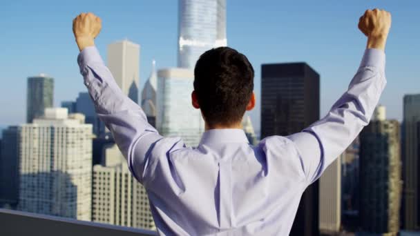 Macho con los brazos arriba celebrando el éxito — Vídeos de Stock