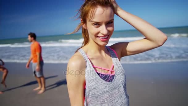 Mulher com amigos na praia — Vídeo de Stock