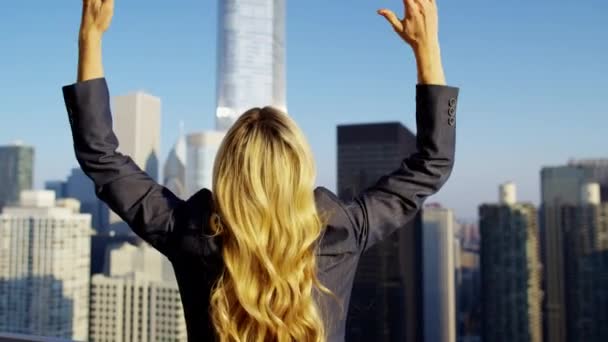 Businesswoman celebrating success on rooftop — Stock Video