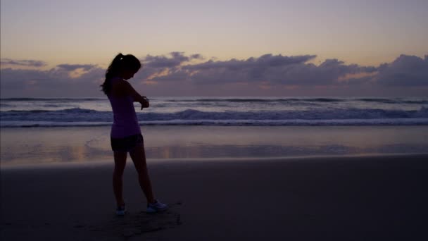 Flicka på stranden gör övning — Stockvideo
