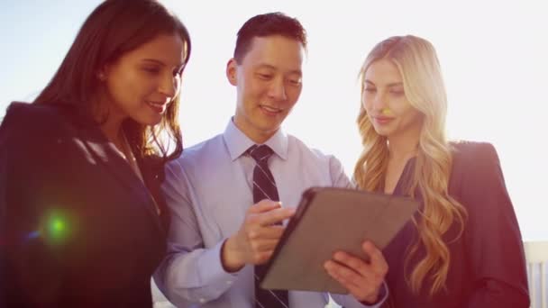 Geschäftsteam mit Touchscreen-Technologie — Stockvideo