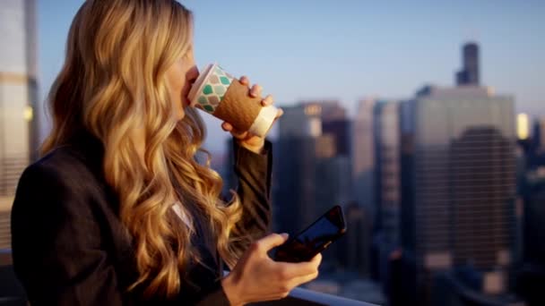 Mujer de negocios utilizando la tecnología de pantalla táctil — Vídeos de Stock