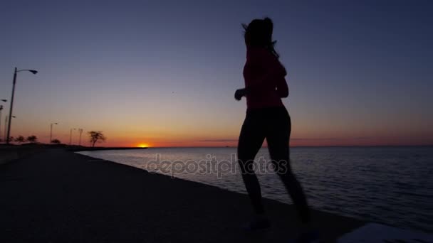 Feminino correndo ao nascer do sol — Vídeo de Stock