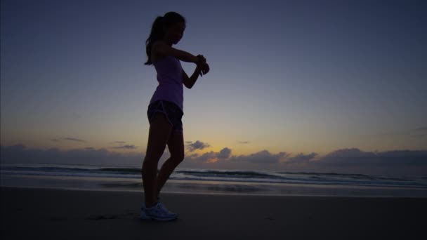 Mujer haciendo entrenamiento cardiovascular — Vídeo de stock