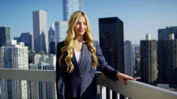 Businesswoman on city rooftop — Stock Video