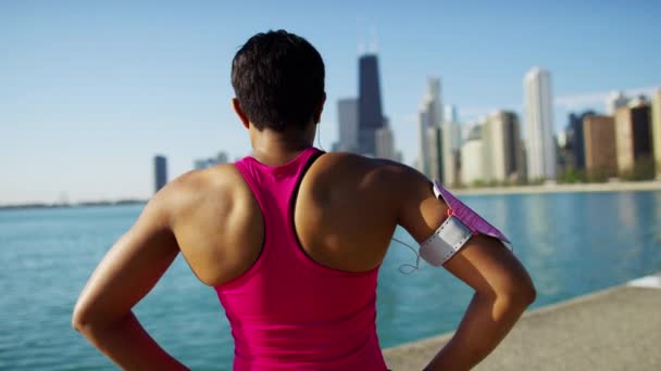 Estiramiento femenino después del entrenamiento — Vídeos de Stock