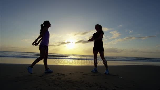Amigos correndo na praia — Vídeo de Stock