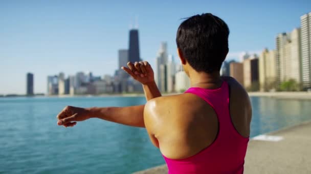 Estiramiento femenino después del entrenamiento cardiovascular — Vídeos de Stock