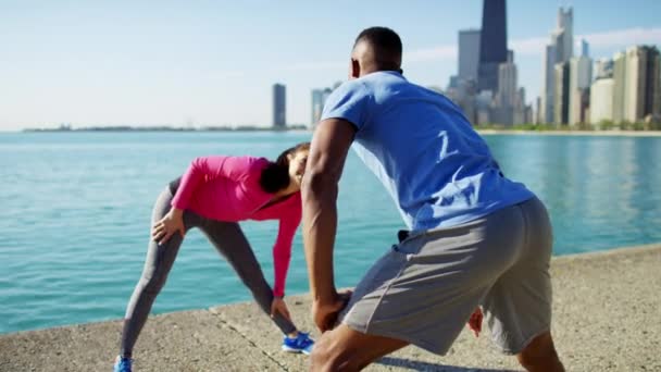 Estiramiento masculino y femenino después de cardio — Vídeo de stock