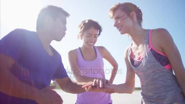 Amigos planejando atividade fitness — Vídeo de Stock