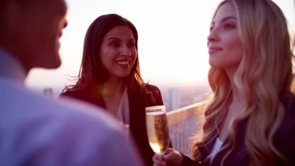 Kollegor grillas med champagne — Stockvideo