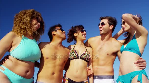 Amigos disfrutando del tiempo en la playa — Vídeo de stock