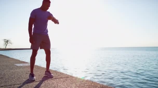 Macho haciendo cardio — Vídeos de Stock