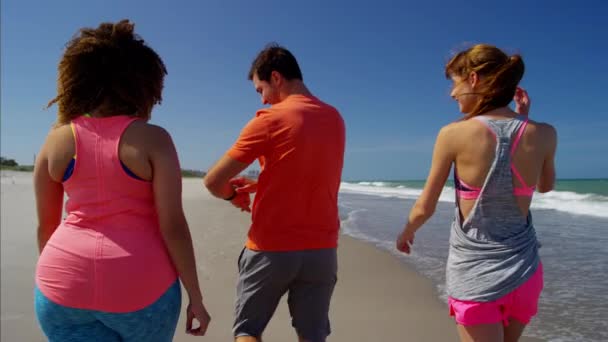Amigos mantenerse en forma junto al océano — Vídeos de Stock