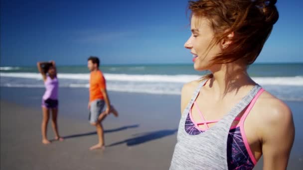 Vrouw met vrienden na training — Stockvideo