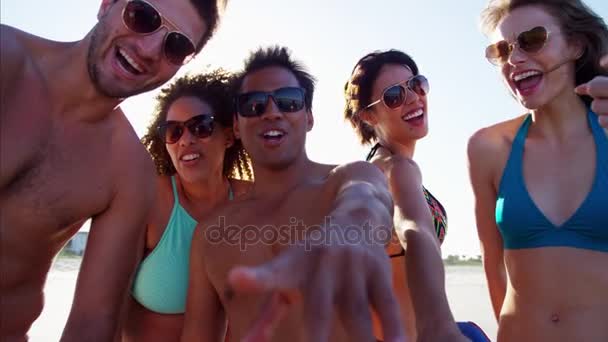 Amigos com pranchas de corpo curtindo a praia — Vídeo de Stock