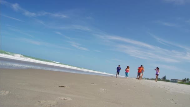 Друзья бегают по пляжу — стоковое видео