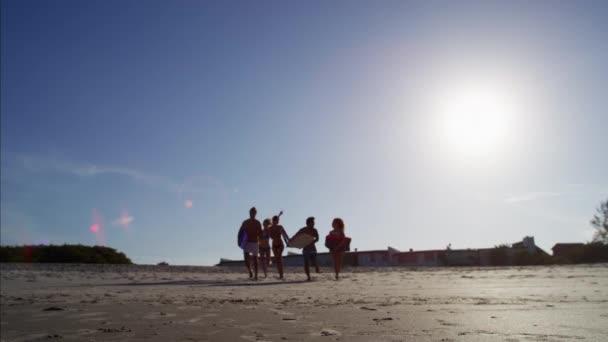 Mensen lopen met bodyboards — Stockvideo