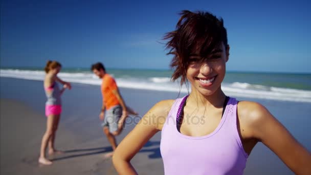 在海滩上休息的女人 — 图库视频影像