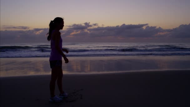 Mujer entrenando en la playa — Vídeo de stock