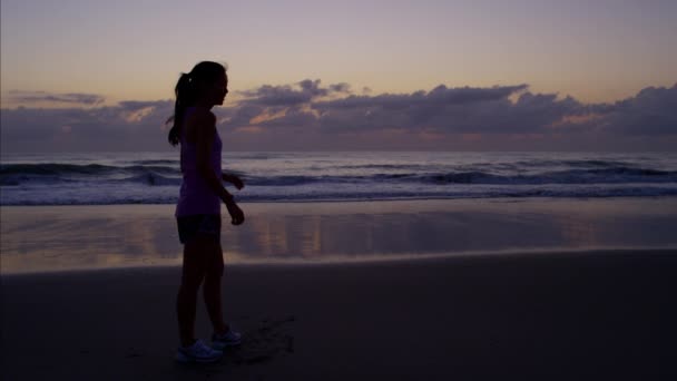 Formation de femme sur la plage — Video