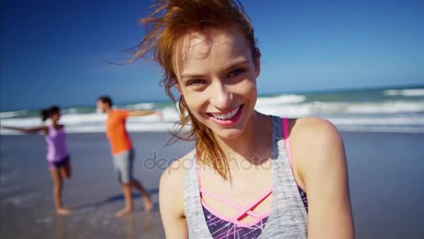 Женщины наслаждаются тренировками на пляже — стоковое видео